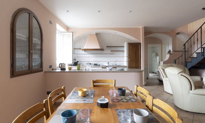 Villa Viani House | Wonderful private villa for 6 people with WIFI, terrace, pets allowed and panoramic view