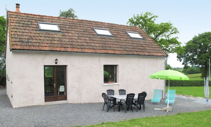 Ternant House | Wonderful private villa for 6 people with WIFI, private pool, TV, patio, pets allowed and parking