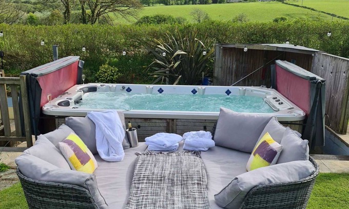 Fivelanes House | Wonderful private villa for 4 people with hot tub, WIFI, TV, patio, panoramic view and parking