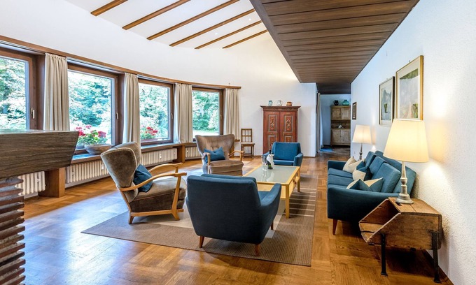 Neuhaus House | Wonderful property with spacious garden and mountain view