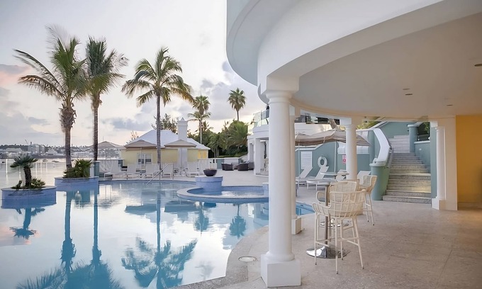 Paget Hotel | Wonderful Stay! Outdoor Pool, FREE Parking, Close to Jobson's Cove Beach!