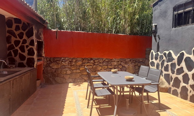 La Solana Cottage | Wonderful typical Canarian house with outdoor pool and wifi in the mountains.