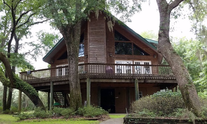 Branford House | Wonderful Vacation Home For Making MemoriesnWas 300 per night now 275 per night
