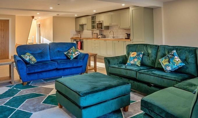 Little Rissington House | Wonderful villa for 8 guests with WIFI, hot tub and pets allowed