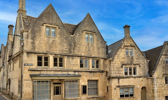Painswick House | Wonderful villa for 19 people with WIFI, pool, TV, pets allowed and parking