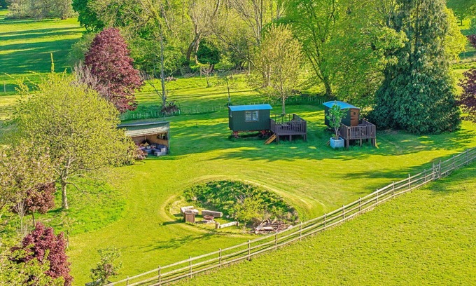 Dunbridge House | Wonderful villa for 4 people with pets allowed and parking