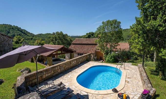 Grabri House | Wonderful villa for 7 people with hot tub, A/C, private pool, WIFI, TV and pets allowed