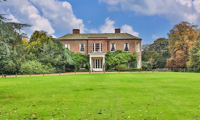 Alkborough House | Wonderful villa for 16 people with hot tub, WIFI, TV and pets allowed