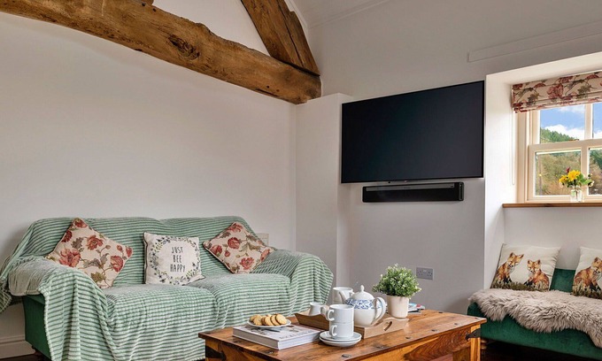 Llandrillo House | Wonderful villa for 4 guests with WIFI, hot tub, TV, terrace and parking