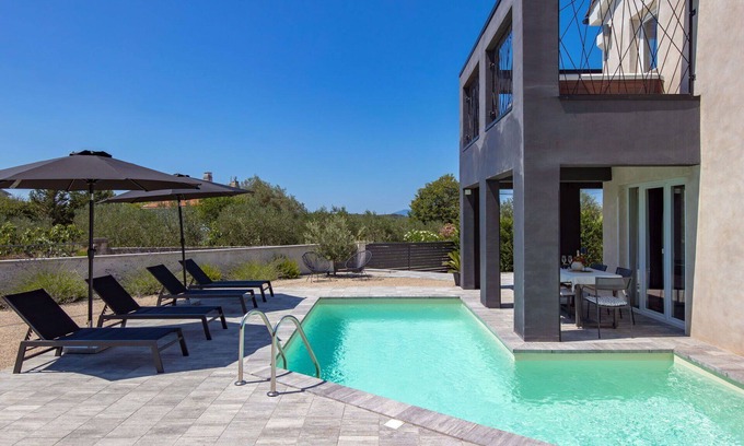 Sveti Ivan Dobrinjski House | Wonderful villa with WIFI, private pool, hot tub, A/C, TV, terrace, pets allowed and parking