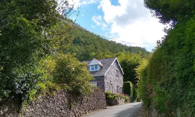 Trefriw Cottage | Wonderful Welsh cottage. Dog friendly. EV charger. Near Betws y Coed. Snowdonia