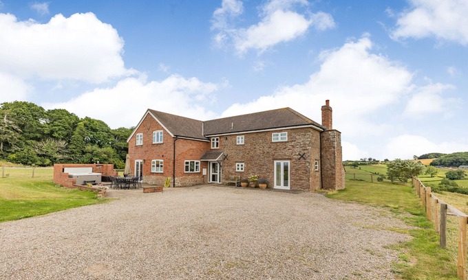Tenbury Wells Cottage | WOOD COTTAGE, pet friendly, with hot tub in Tenbury Wells