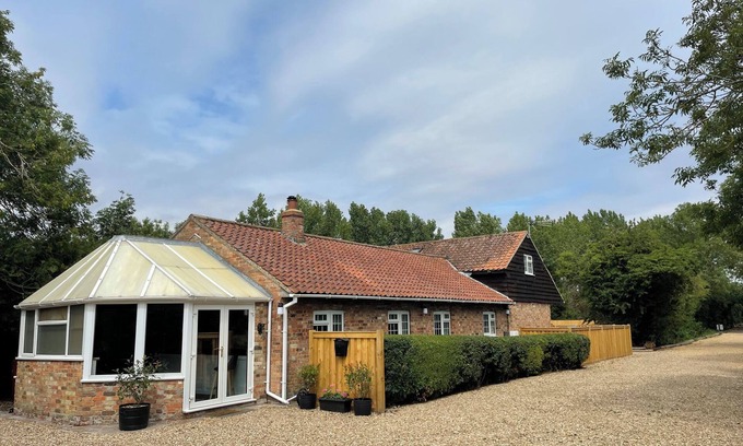 Boston House | WOOD FARM COTTAGE, pet friendly, with hot tub in East Kirkby