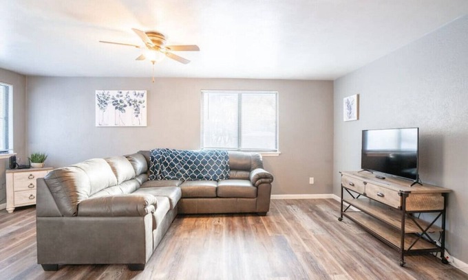 Sunnyland Apartment | WOOD'INN - Cozy 2BD over the bridge