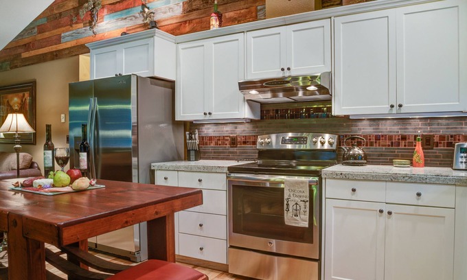 Rhododendron House | Wood Stove, Hot tub, A/C, Luxury Romantic Wine-Themed Lodge, Skiing~15 mins
