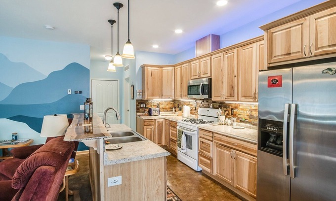 Sandpoint Apartment | Wooded Heights River Retreat with Hot Tub/Pet friendly