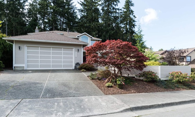Lynnwood Apartment | Wooded OasisnA Modern & Cosy MIL Suite with a Private Hot Tub & Pool.