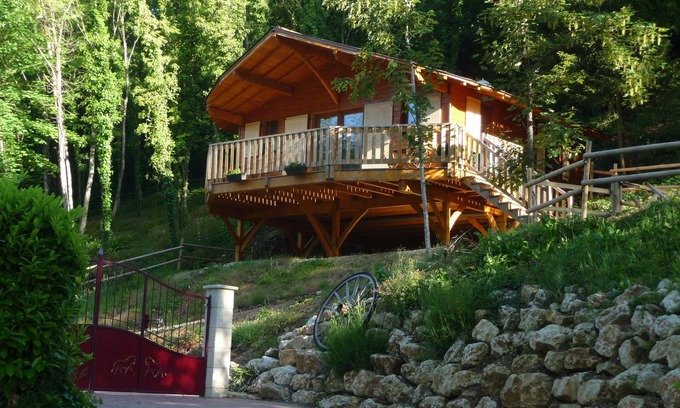 Saint-Maxire Ski Chalet | Wooden cottage on stilts