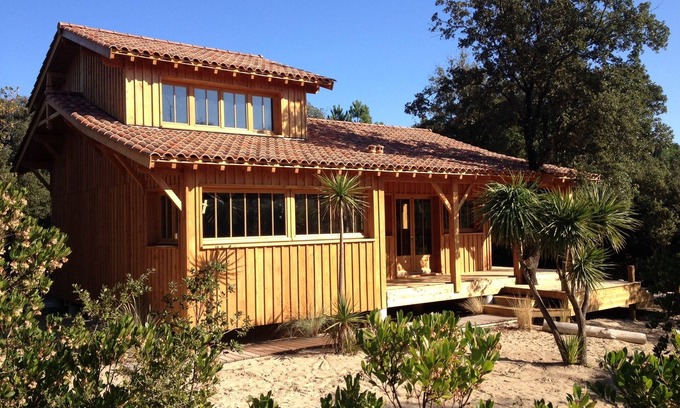 Soulac-sur-Mer House | WOODEN HOUSE IN THE BORDER OF THE OCEAN