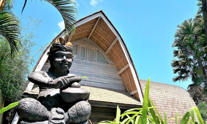 Dyanapura Villa | Wooden " Lumbung " Villa Short Walk to Seminyak Beach, Eat Street,& Trendy Shops