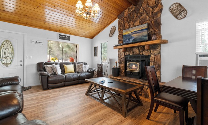 Woodlands Cabin | Woodland Escape - Quiet Area, Walk to Hiking & Park