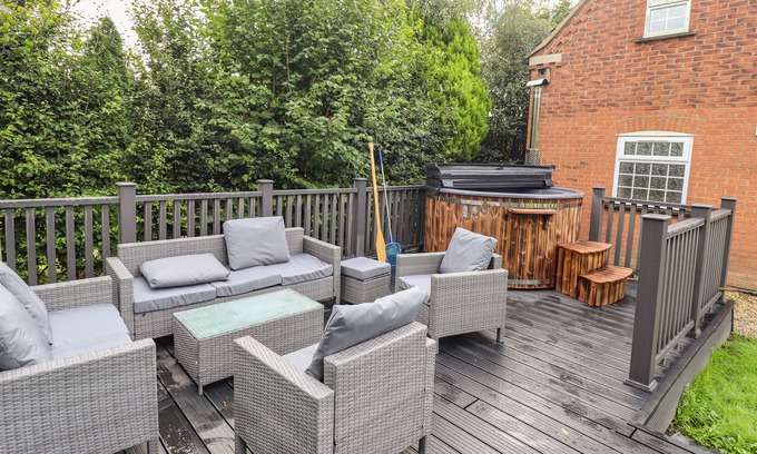 Boston House | WOODLAND LODGE, pet friendly, with hot tub in Boston
