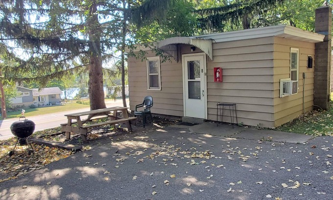 Alma Cabin | Woodlands Retreat next to the Mississippi River