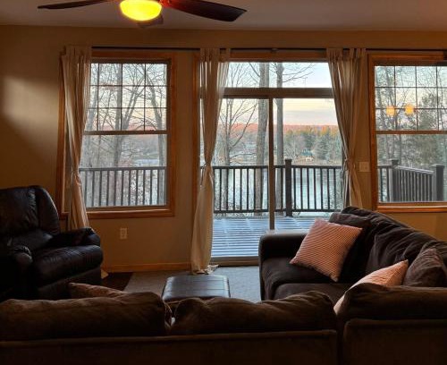 Holcombe Apartment | Woodlawn Lakeside Retreat - 2 BR Waterfront Cabin