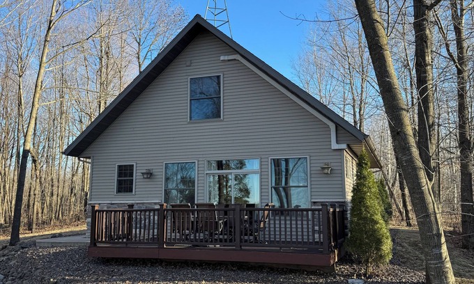 Holcombe Cabin | Woodlawn Lakeside Retreat - 2 BR Waterfront Cabin
