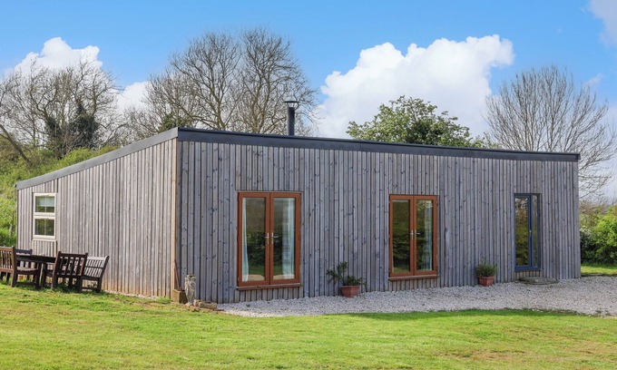 Westow Cottage | WOODMAN'S LODGE, romantic, character holiday cottage in Malton