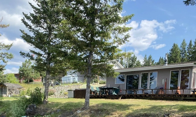 Cariboo Chilcotin Coast Cottage | Woods Waterside Cottage on Chimney Lake