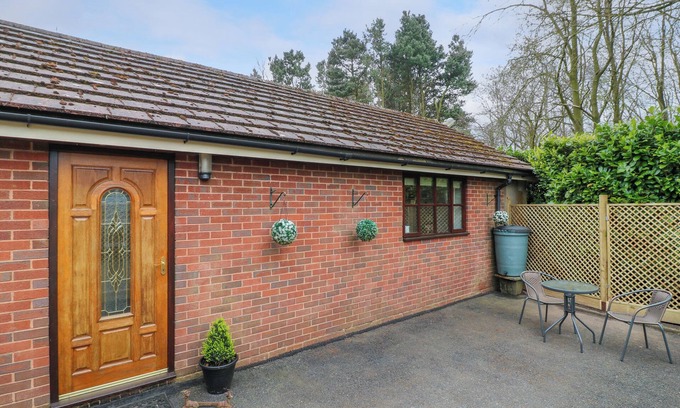 Cannock Cottage | WOODSTOCK LODGE, pet friendly, with a garden in Hednesford
