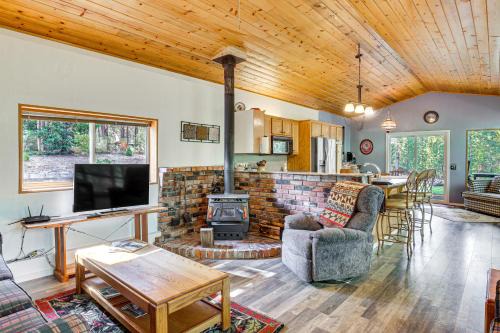 Crescent House | Woodsy Cabin Retreat about 4 Mi to Crescent Lake!