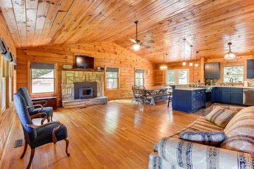 Toccoa House | Woodsy Hideaway 8 Mi to Henderson Falls Park!