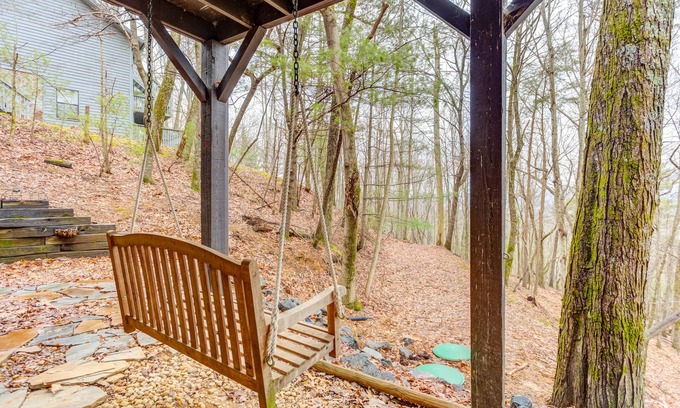 Walnut Mountain House | Woodsy retreat w/firepit, tennis, & basketball court access
