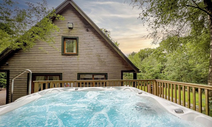 Farley Cabin | Wootton; woodland lodge for 8 with hot tub, log burner, BBQ, near Alton Towers.