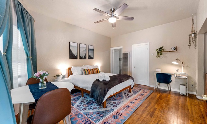 Midtown Sacramento Apartment | Work Play Stay - Downtown Sacramento Convention & Golden1 Center - Large Studio