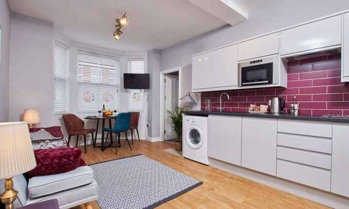 Castle Donington Apartment | Work-Ready Stay: Gym Pass, Fast Wifi, Near EMA