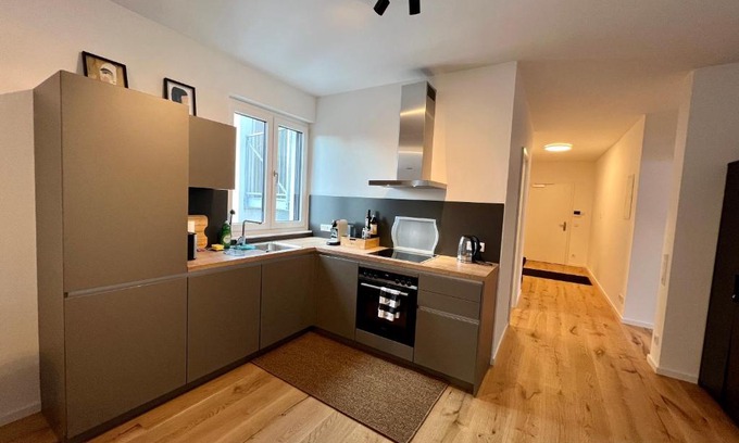 Kaiserlei Apartment | Workplace Apt/27inch Screen for 2 or 4/Kitchen