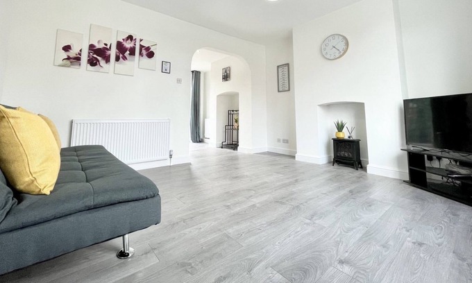 Worksop House | Worksop Newly Refurbished 2-Bedroom House