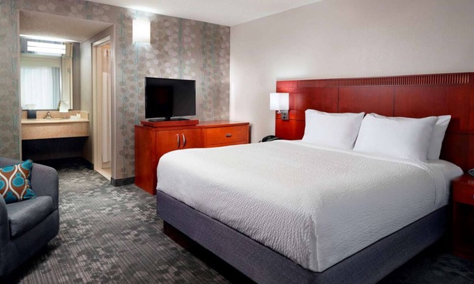 Home Park House | World of Coca-Cola Tour! Seasonal Outdoor Pool, Pet-friendly Property!