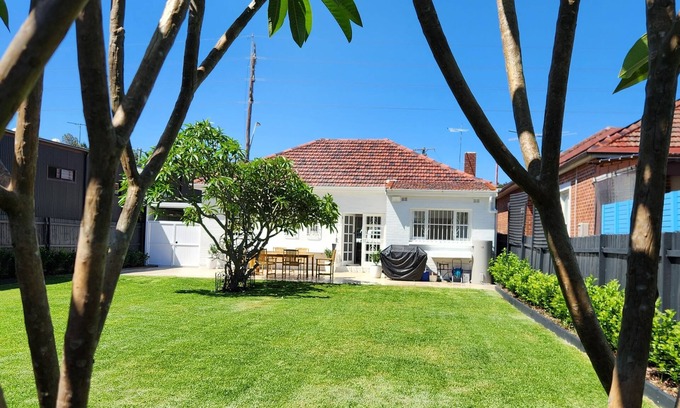 Freshwater House | WOW House, King Beds, Huge Yard, New Reno, Close to Beaches, Transport, Parks