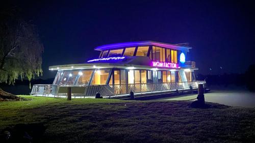 White Sands Boat Rental | Wow Houseboats Pty Ltd