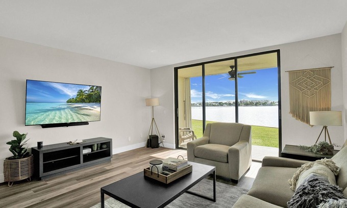 Lantana Condo | Wow! Waterfront condo & Boat dock@Palm Beach