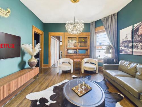 Wrigleyville Apartment | Wrigleyville Gem with Hidden Bar & Vintage Charm