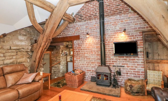 Hoylandswaine Cottage | WYNDELL CRUCK COTTAGE, character holiday cottage in Stocksbridge