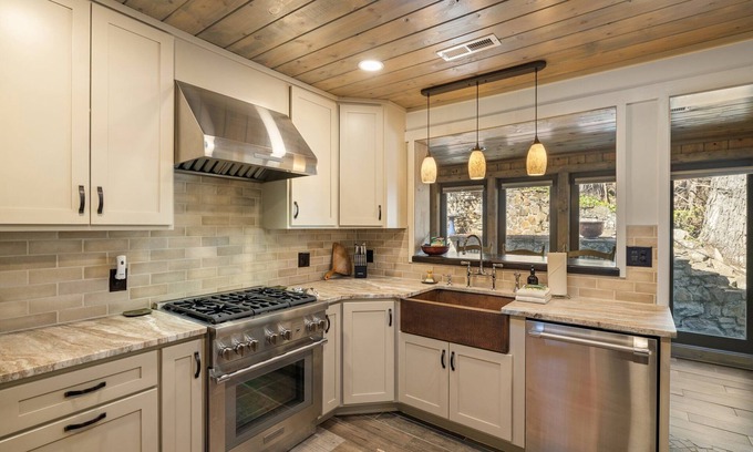 Weaverville Cabin | Wyndmere Lodge by Carolina Mornings | Historic Cabin w/Hot Tub