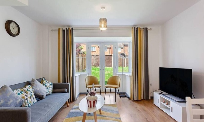 Little Hay House | Xclusive Living Stay near Airport / NEC, The Leyburn
