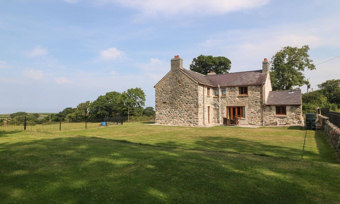 Dinas Cottage | Y BERTH DDU FARMHOUSE, country holiday cottage in Clynnog Fawr