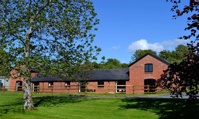 Caersws House | Y Beudy - Two Bedroom House, Sleeps 4